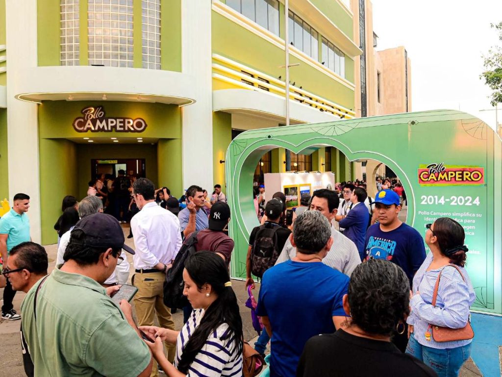 La apertura coincide con los 55 años de la marca en El Salvador y representa la sucursal número 65 en el país.