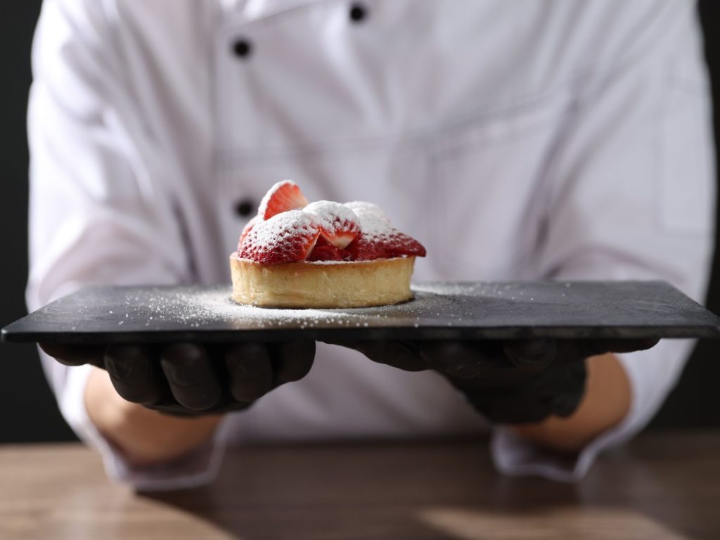 Los postres también brillan en la gala, con propuestas que combinan técnica, creatividad y una mirada más artística de la cocina salvadoreña.
