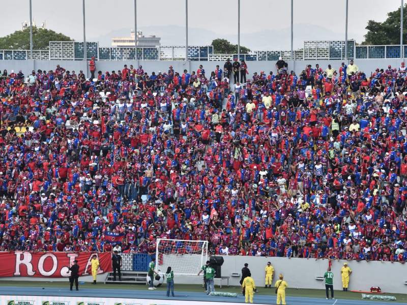 La afición de FAS pone el ambiente en el estadio Jorge “Mágico” González con cánticos y banderas en apoyo a los tigrillos.