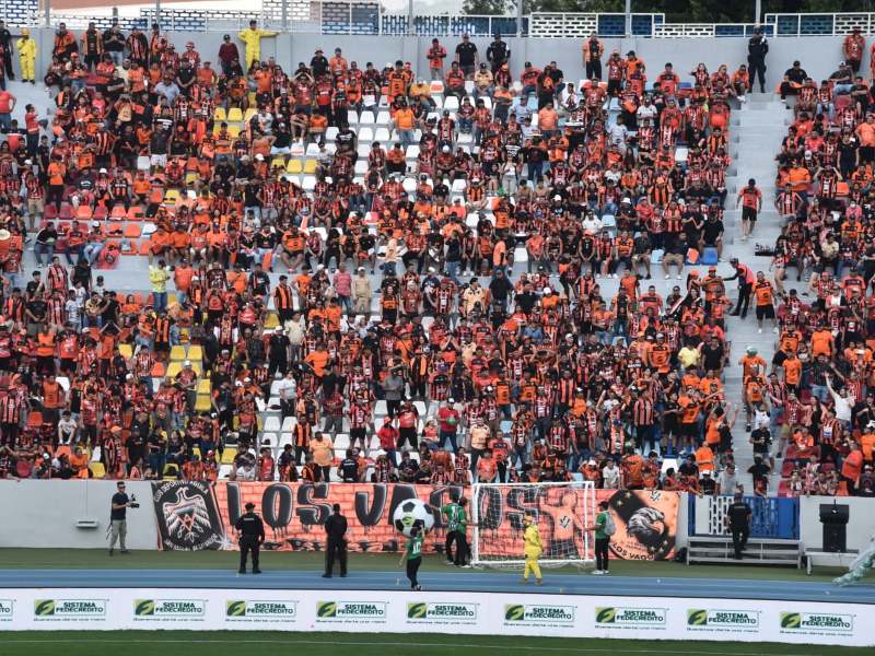 Los seguidores de Águila llegan con toda la pasión al “Mágico” González para alentar a los emplumados en la gran final.