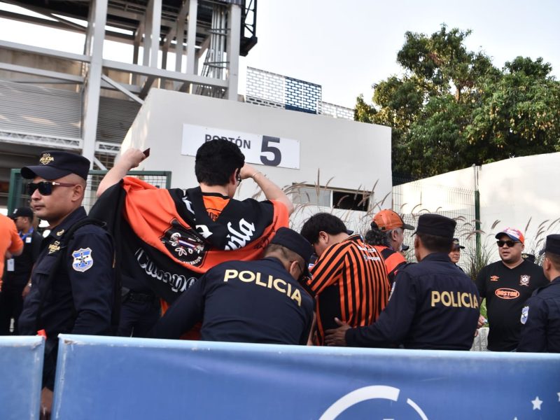 Aficionados de Águila ingresan al estadio Jorge “Mágico” González para apoyar a los emplumados en la final del Clausura 2026.