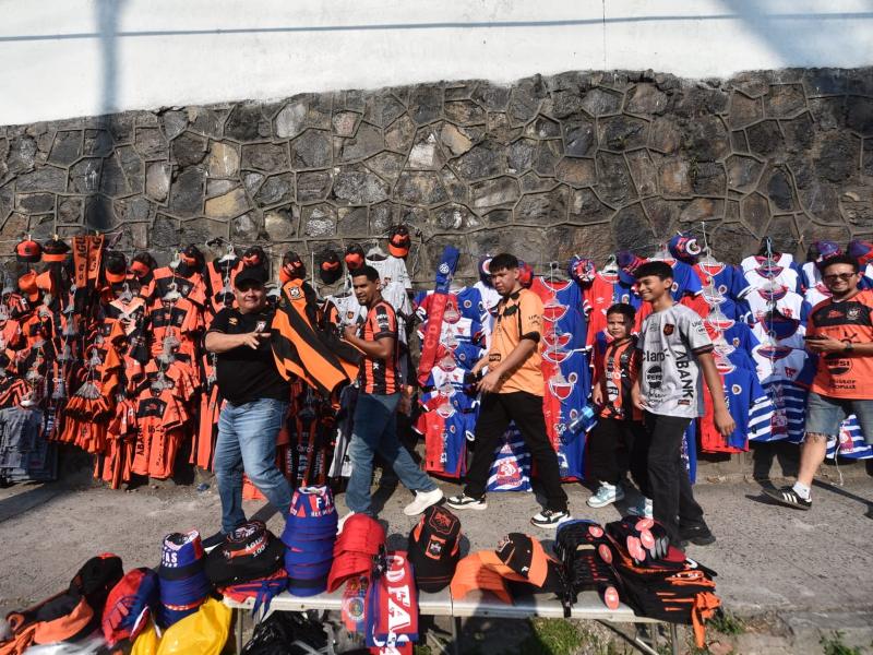 El comercio también se hace presente en la previa de la final, con decenas de vendedores atendiendo a los aficionados que llegan al estadio.