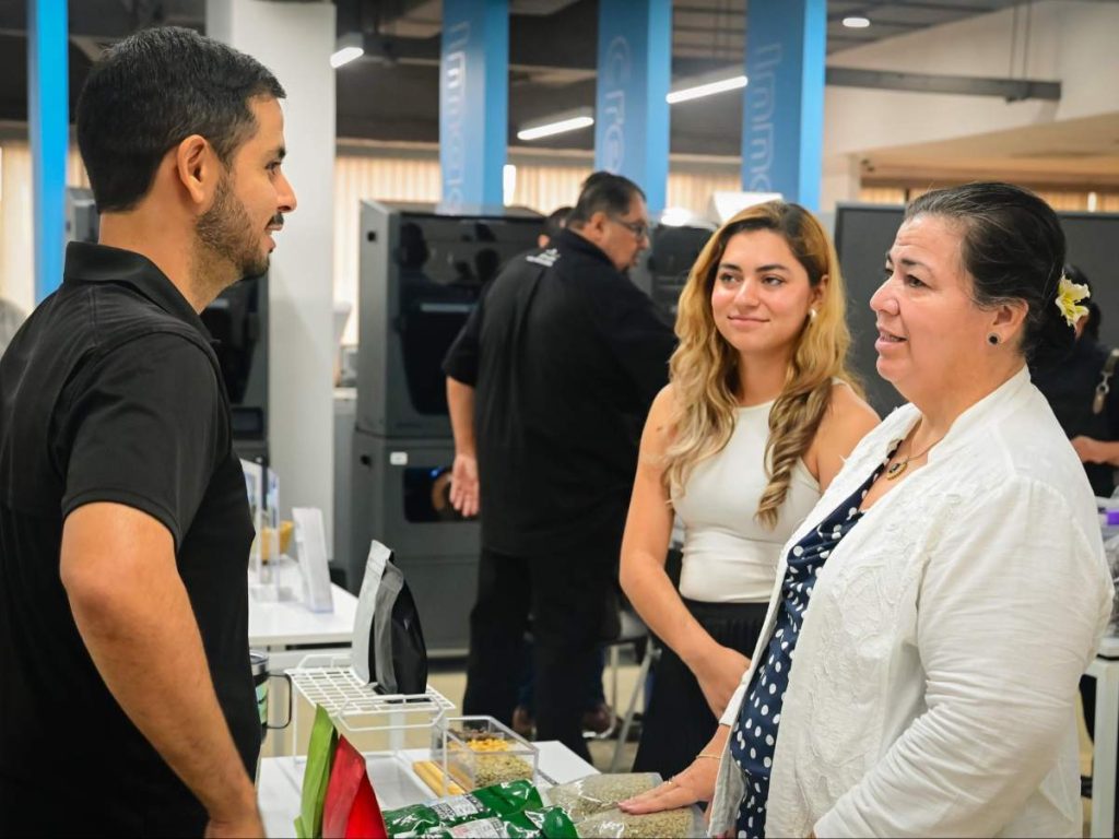 Representantes de la comercializadora israelí BE1 participaron en la exhibición de oferta exportable organizada por CONAMYPE. Foto / Secretaría de Prensa