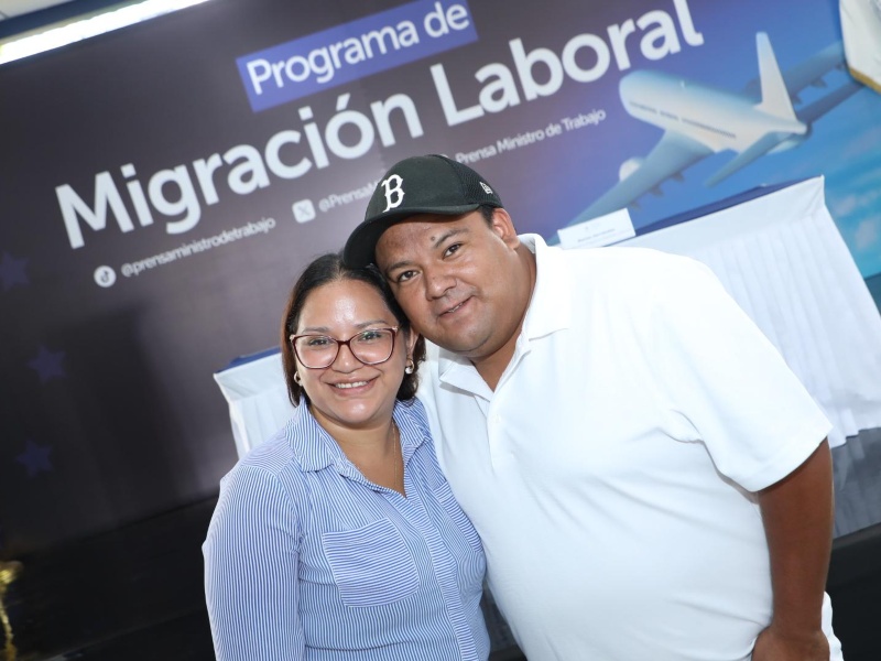 Los aspirantes deben completar un formulario y subir documentos personales para aplicar al programa.