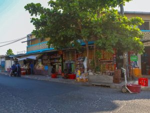 La alcaldía capitalina mantiene acciones para liberar aceras y garantizar el libre tránsito de peatones.