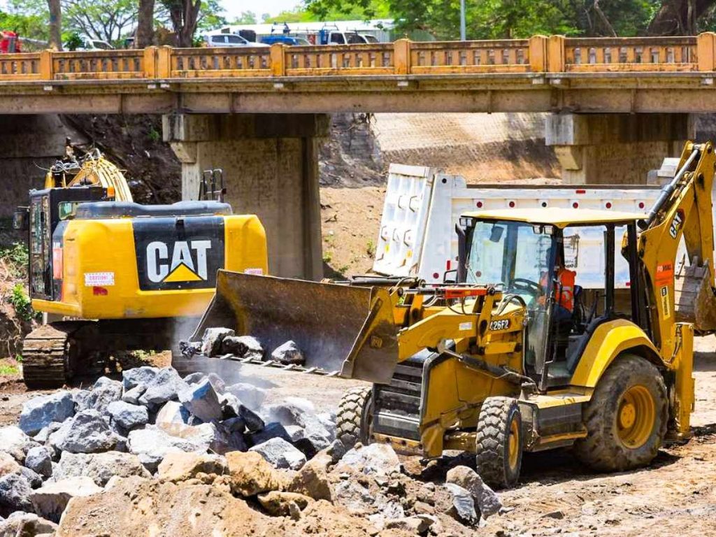 El nuevo puente será más amplio, pasando de 6 a más de 14 metros de ancho, e incorporará carriles, hombros y espacio peatonal.