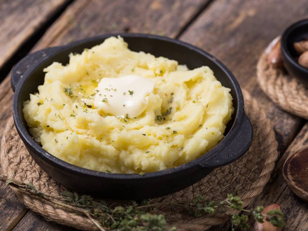 Un puré más cremoso empieza con papas bien cocidas, líquidos tibios y una mezcla suave que conserve su textura.