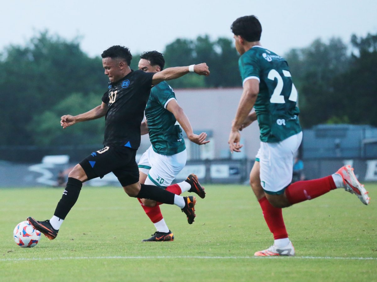 Rafael Tejada con la Selecta. Foto FESFUT