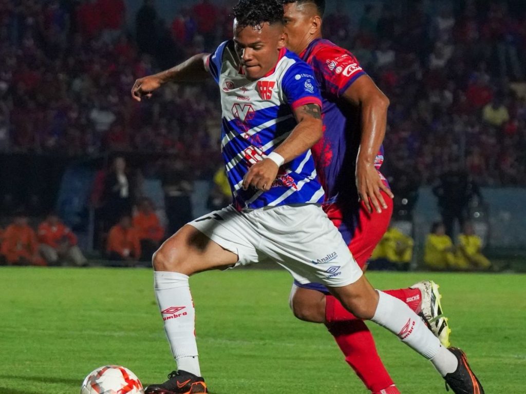 Rafael Tejada anota su gol ante Cacahuatique. Foto Primera División