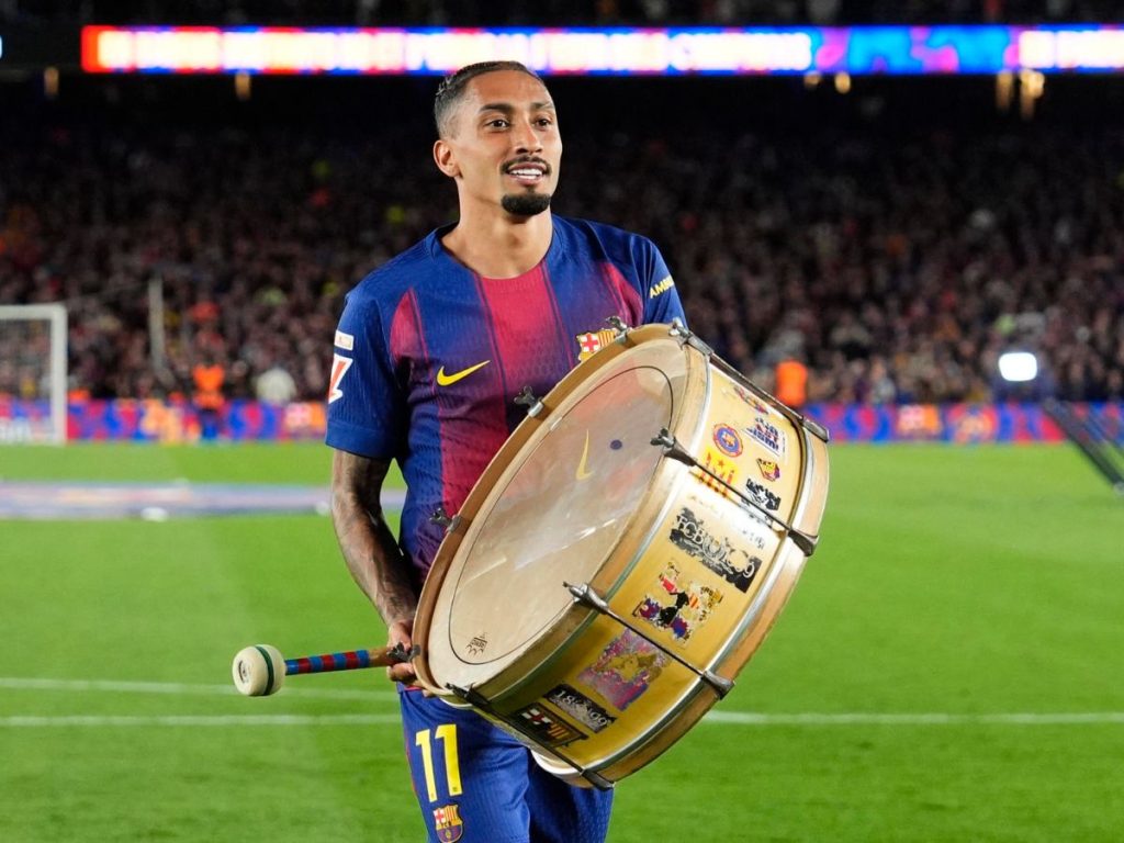 Raphinha celebrando el título de liga del Barcelona. Foto EFE