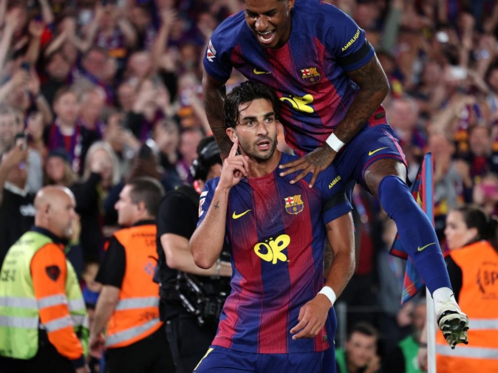 Ferran Torres celebra con Marcus Rashford la victoria del Barcelona ante el Real Madrid en el Clásico. Foto AFP