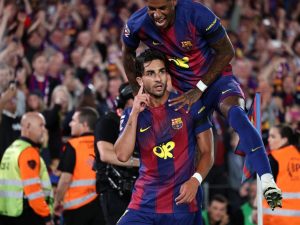 Ferran Torres celebra con Marcus Rashford la victoria del Barcelona ante el Real Madrid en el Clásico. Foto AFP