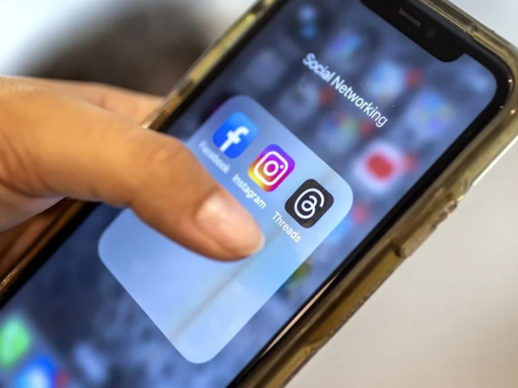 Una persona usa un teléfono móvil para acceder a la nueva aplicación Threads en Miami, Florida, EE. UU., en una fotografía de archivo.