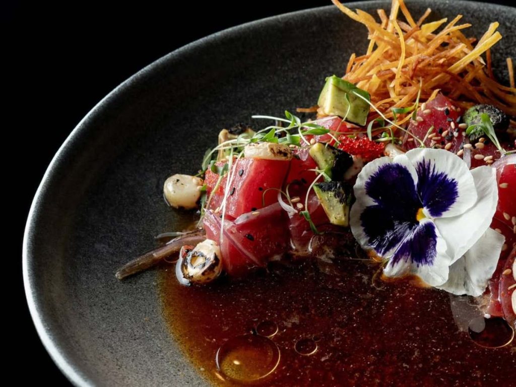 Kemuri fusiona influencia asiática y cocina Nikkei en una propuesta que impulsó la ruta gastronómica de Alejandro Cuéllar.