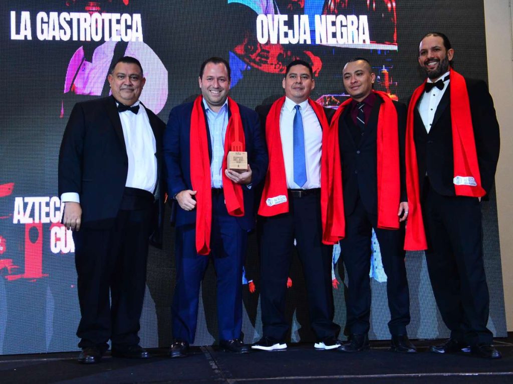 El equipo de Monarca recibió el Tenedor Rojo a Restaurante del Año, el último premio de la gala.