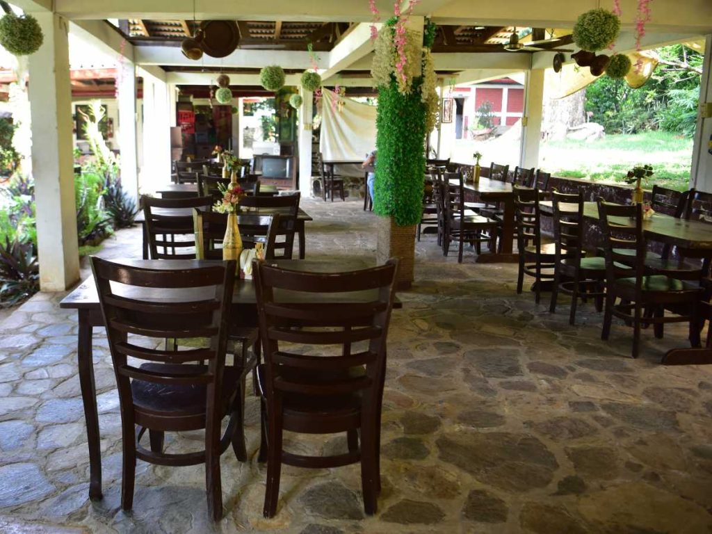 El restaurante prepara todos sus platillos a base de leña, conservando el auténtico sabor del campo salvadoreño.