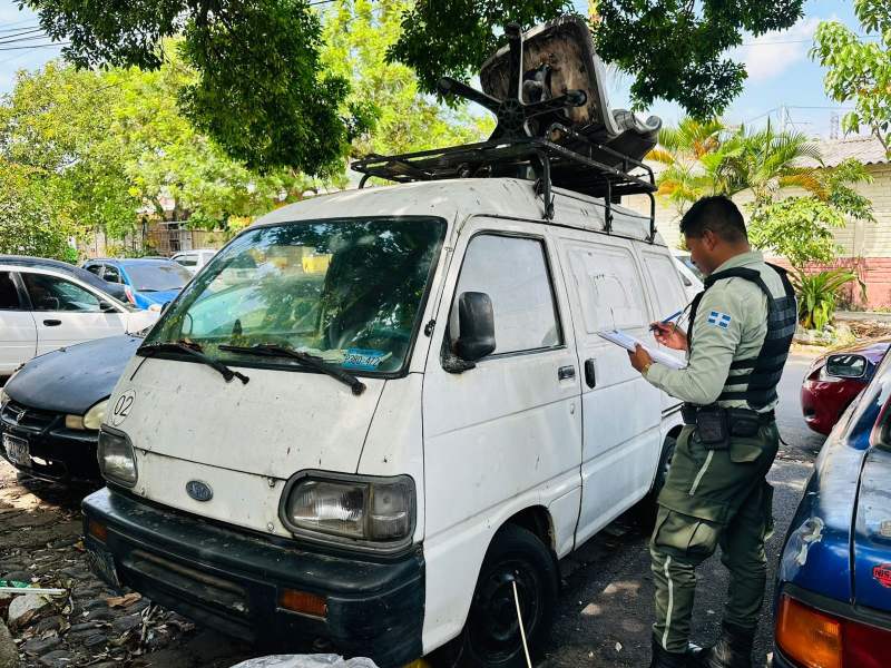 Propietarios fueron notificados previamente antes del retiro de los automotores, según la alcaldía.