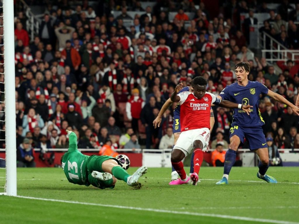 Momento del gol de Saka que mete al Arsenal en la final de la Champions. Foto AFP