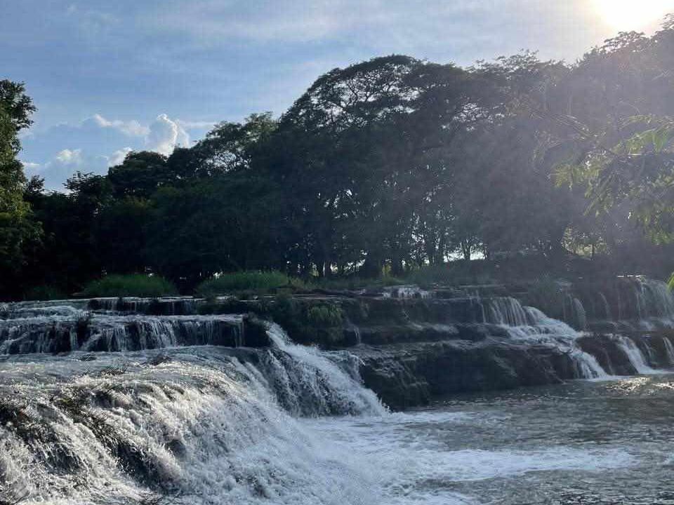 El Salto Los Limones sorprende con sus pequeñas cascadas y aguas frescas en Suchitoto.