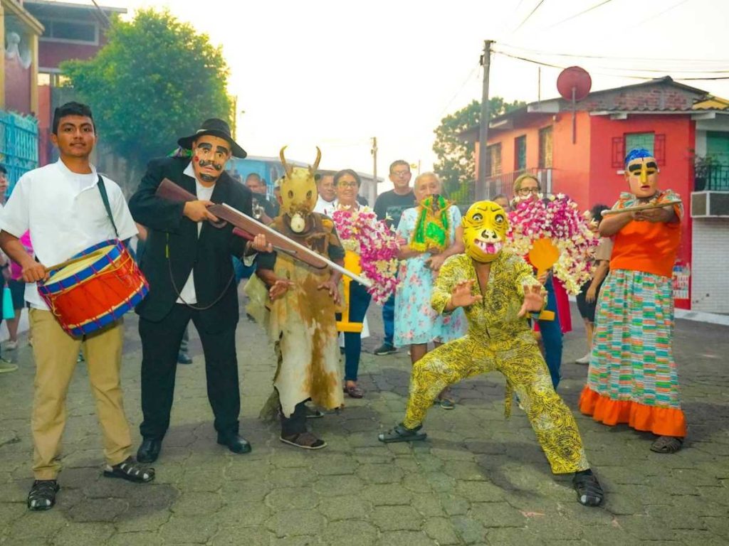 Desfiles, música y actividades culturales llenan de alegría las calles durante la feria.