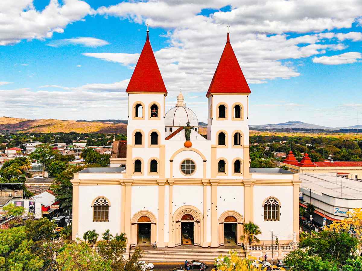 Qué visitar en San Miguel: playas, surf y volcanes