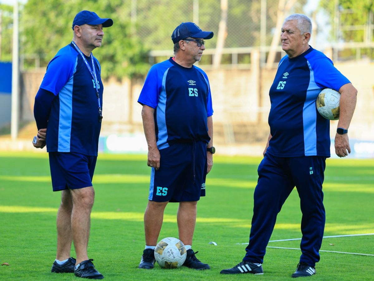 Hernán "Bolillo" Gómez (cent.) técnico de la Selecta. Foto FESFUT