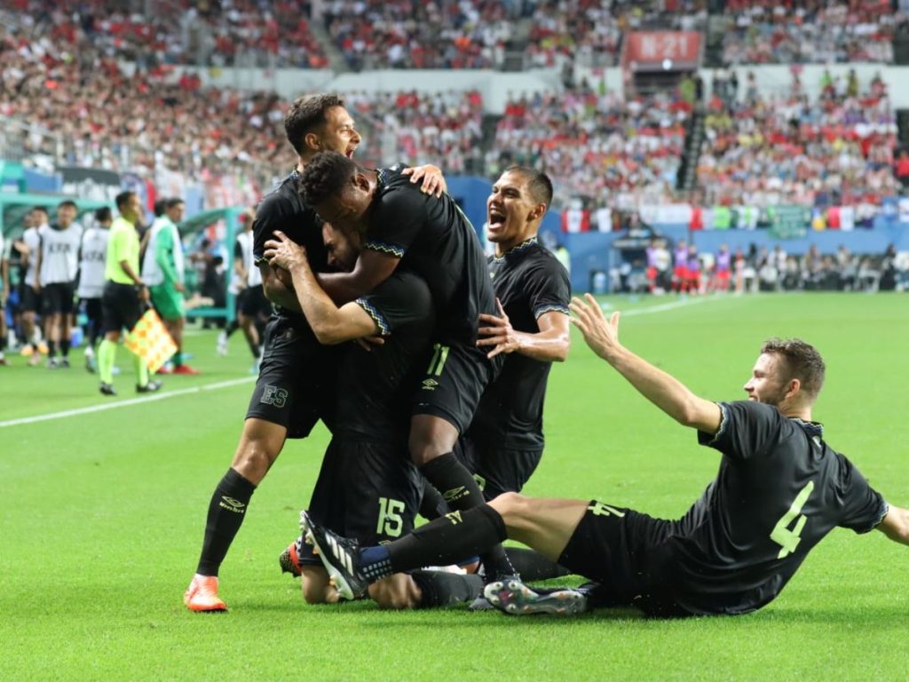 Jugadores de la Selecta celebran el gol de Alex Roldán ante Corea del Sur. Foto Cortesía FESFUT