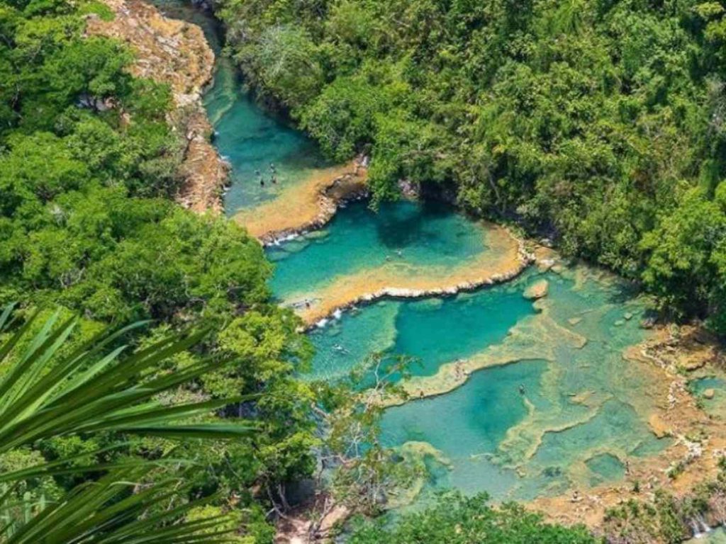 Las pozas turquesa de Semuc Champey, en Guatemala, son uno de los destinos naturales más impresionantes de Centroamérica.