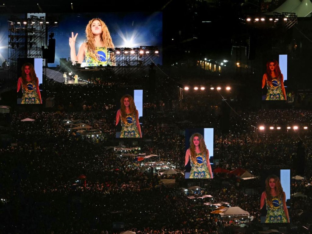 La cantante colombiana Shakira actúa durante un concierto gratuito en la playa de Copacabana, en Río de Janeiro, Brasil, el 2 de mayo de 2026. (Foto de Mauro PIMENTEL / AFP)
