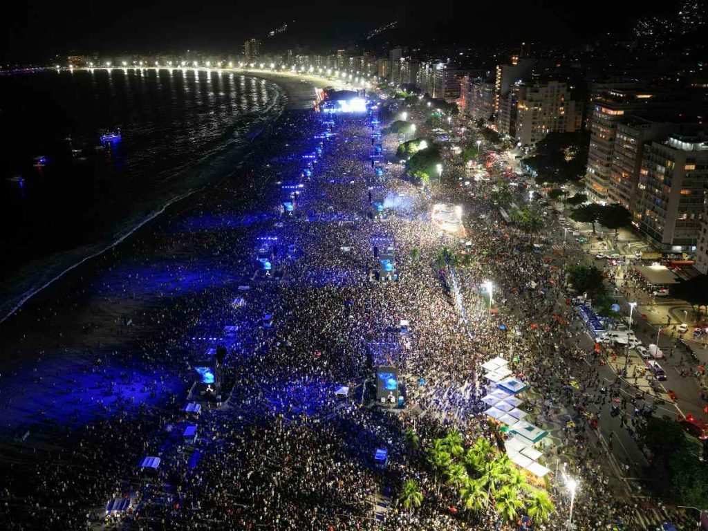Esta vista aérea muestra a la cantante colombiana Shakira actuando durante un concierto gratuito en la playa de Copacabana, en Río de Janeiro, Brasil, el 2 de mayo de 2026. (Foto de Mauro PIMENTEL / AFP)
