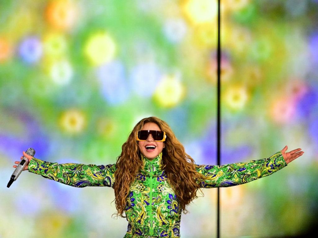 La cantante colombiana Shakira actúa durante un concierto gratuito en la playa de Copacabana, en Río de Janeiro, Brasil, el 2 de mayo de 2026. (Foto de Pablo PORCIUNCULA / AFP)
