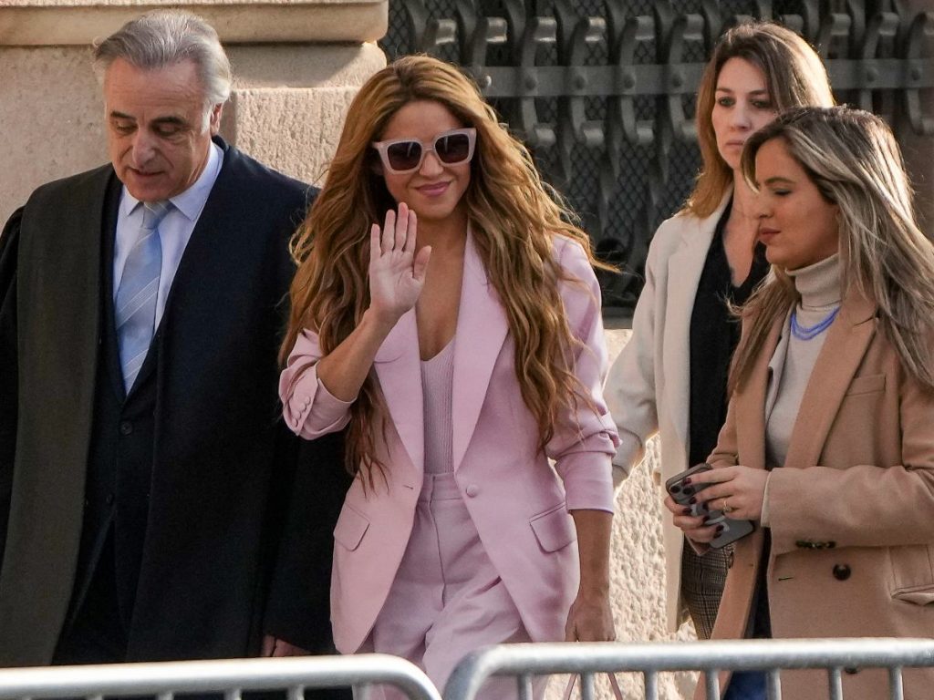 La cantante colombiana Shakira (segunda por la izquierda) llega con su abogado Pau Molins (izq.) al Tribunal Superior de Justicia de Cataluña para su juicio por fraude fiscal, en Barcelona, el 20 de noviembre de 2023.