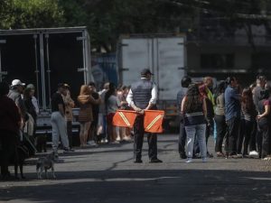 Personas salen a la calle al escuchar una alerta de sismo, este 4 de mayo de 2026, en Ciudad de México (México).