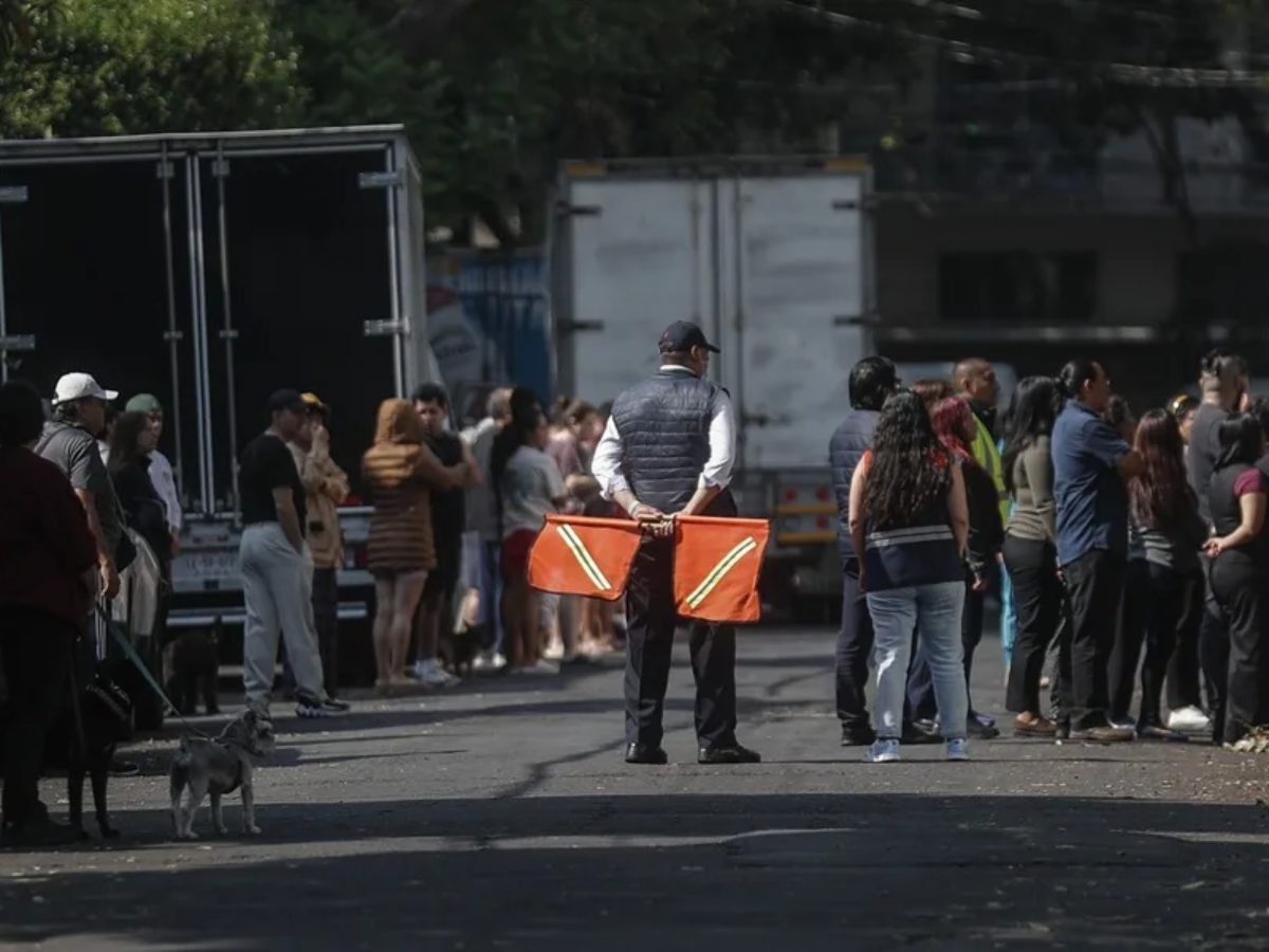 Personas salen a la calle al escuchar una alerta de sismo, este 4 de mayo de 2026, en Ciudad de México (México).