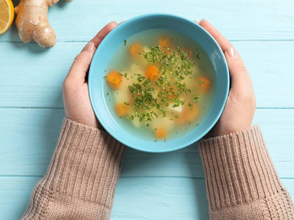 Caldos, sopas e infusiones tibias ayudan a mantener la hidratación y pueden dar alivio cuando la gripe baja el ánimo.