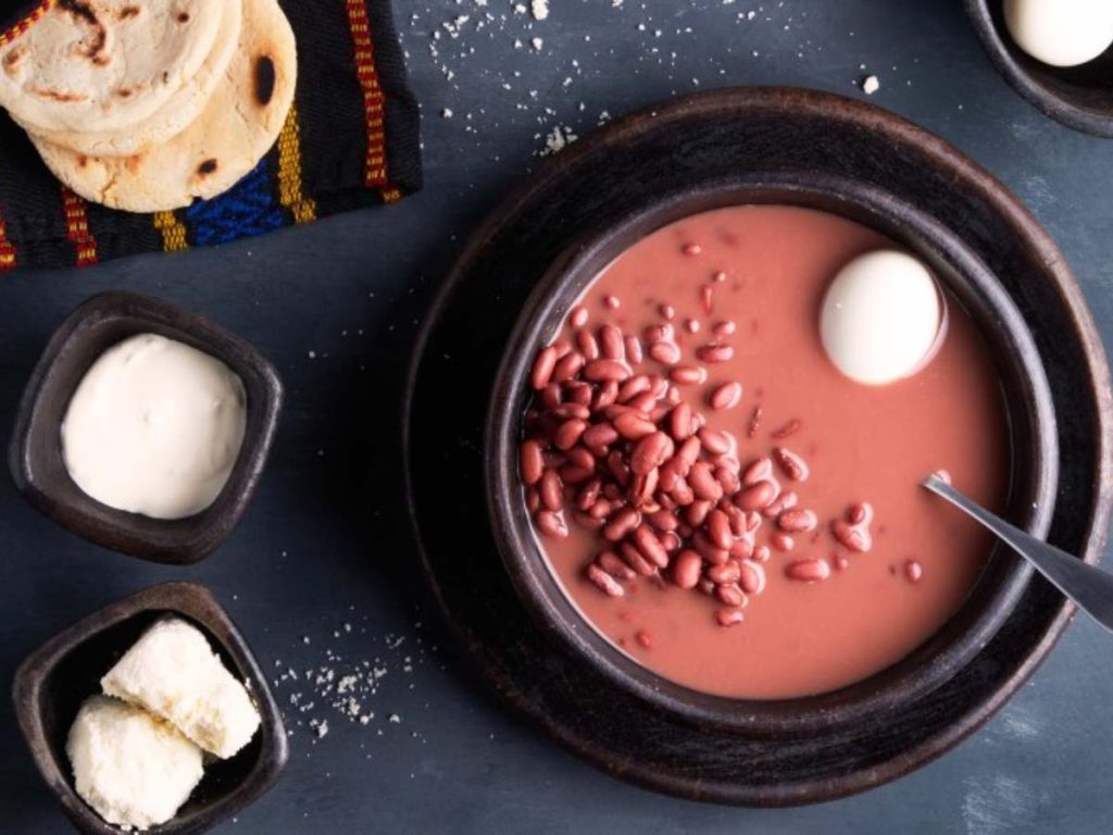 La sopa de frijoles es uno de los platillos más tradicionales y queridos en los hogares salvadoreños. Foto/ Archivo