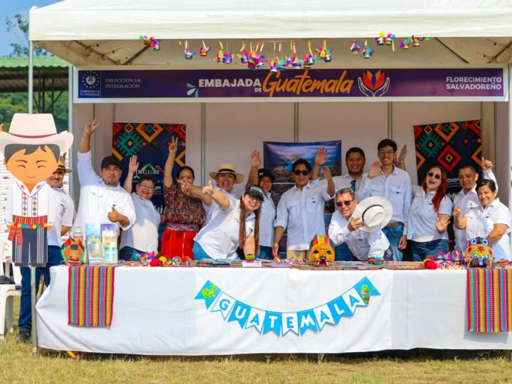 La Embajada de Guatemala muestra artesanías, colores y tradiciones que conectan la riqueza cultural centroamericana con el público salvadoreño.