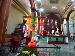 Cruz adornada en el altar de la Parroquia Santa Lucía de Suchitoto, símbolo de fe, tradición y gratitud en el Festival de los Altares de la Cruz.
