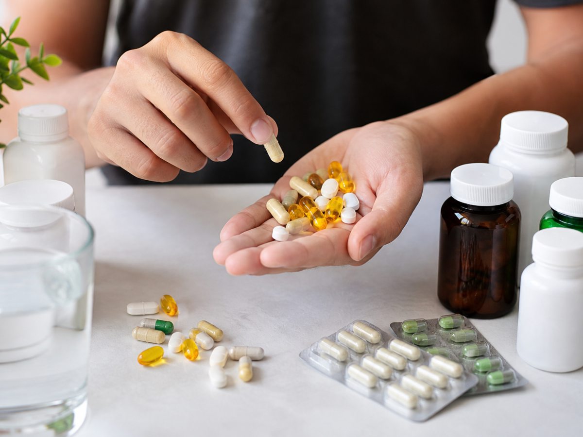 El consumo de suplementos vitamínicos sin control médico puede implicar riesgos para la salud, especialmente cuando se combinan o se toman en exceso.
