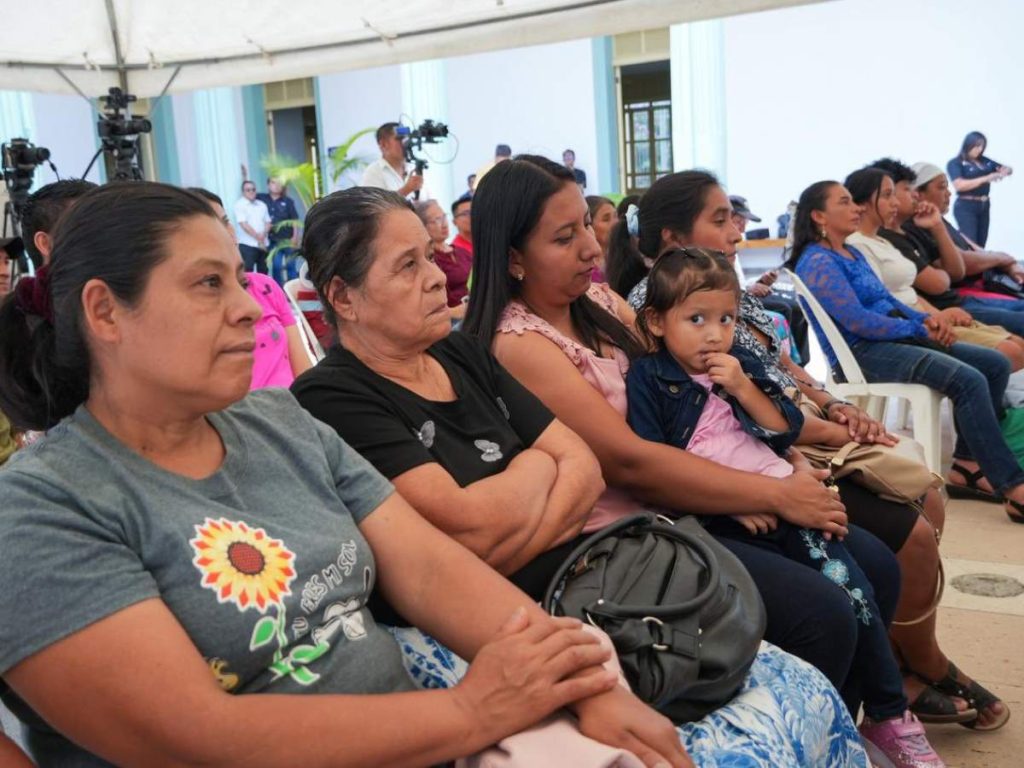 El 64% de las escrituras entregadas en Nueva Sacazil quedaron inscritas a nombre de mujeres, según el Ministerio de Vivienda.