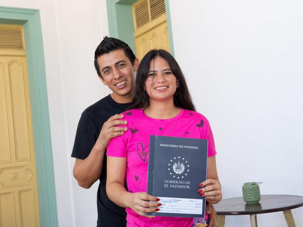La ministra de Vivienda, Michelle Sol, y el alcalde Henry Flores entregaron 42 escrituras de propiedad a familias de Nueva Sacazil, en Santa Tecla.