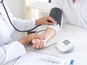La hipertensión puede avanzar sin señales claras, por eso medir la presión arterial de forma habitual ayuda al diagnóstico temprano.