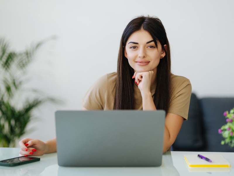Las plataformas de empleo en línea reúnen miles de vacantes para profesionales y técnicos en El Salvador.
