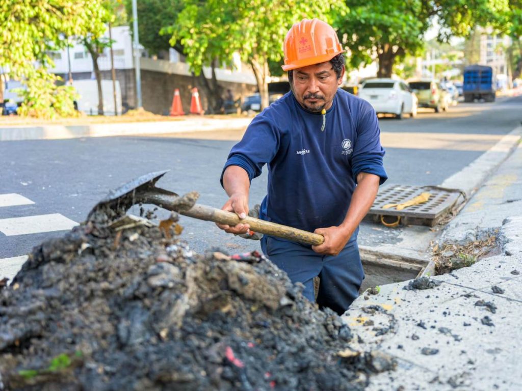 La alcaldía de San Salvador Centro lanzó el Plan Invierno Capital 2026, que contempla acciones preventivas ante la temporada de lluvias en cinco distritos del área metropolitana. Más
