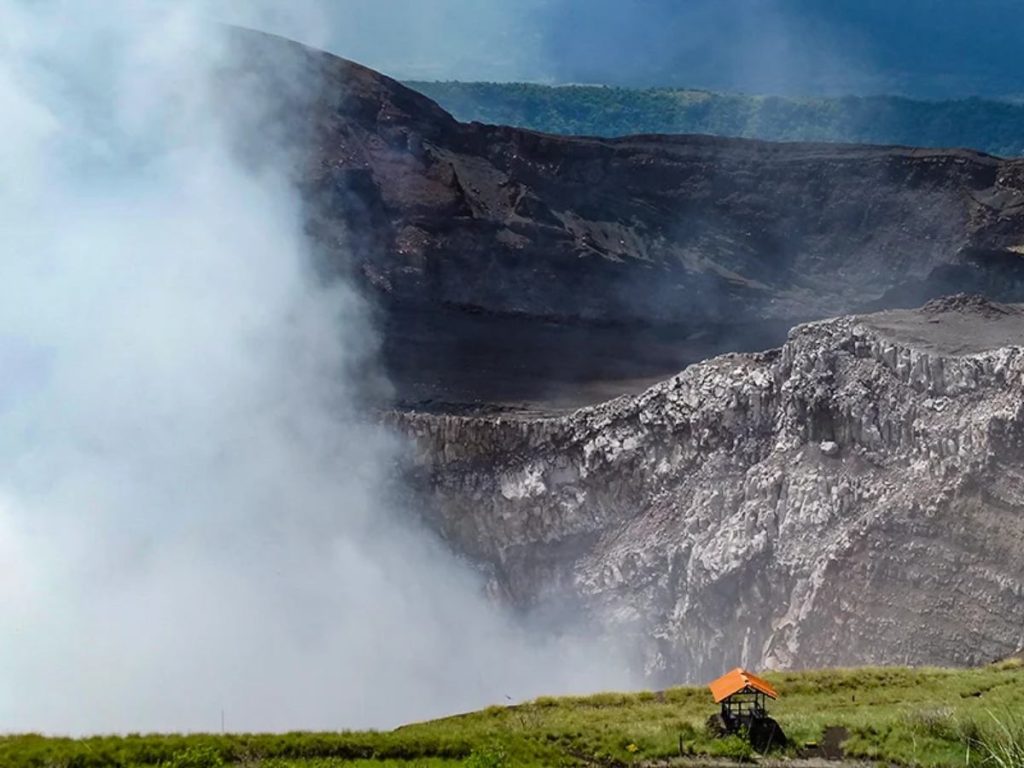 El volcán Masaya ofrece una experiencia única de trekking en Nicaragua junto a un cráter activo.