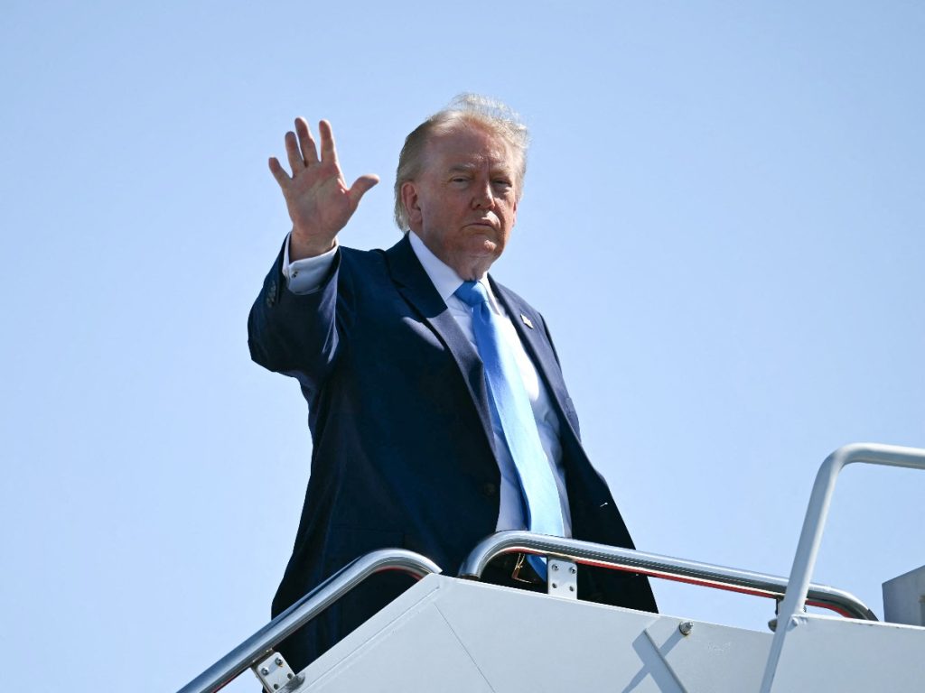 El presidente estadounidense Donald Trump saluda mientras sube al Air Force One en la Base Conjunta Andrews, Maryland, el 20 de mayo de 2026.