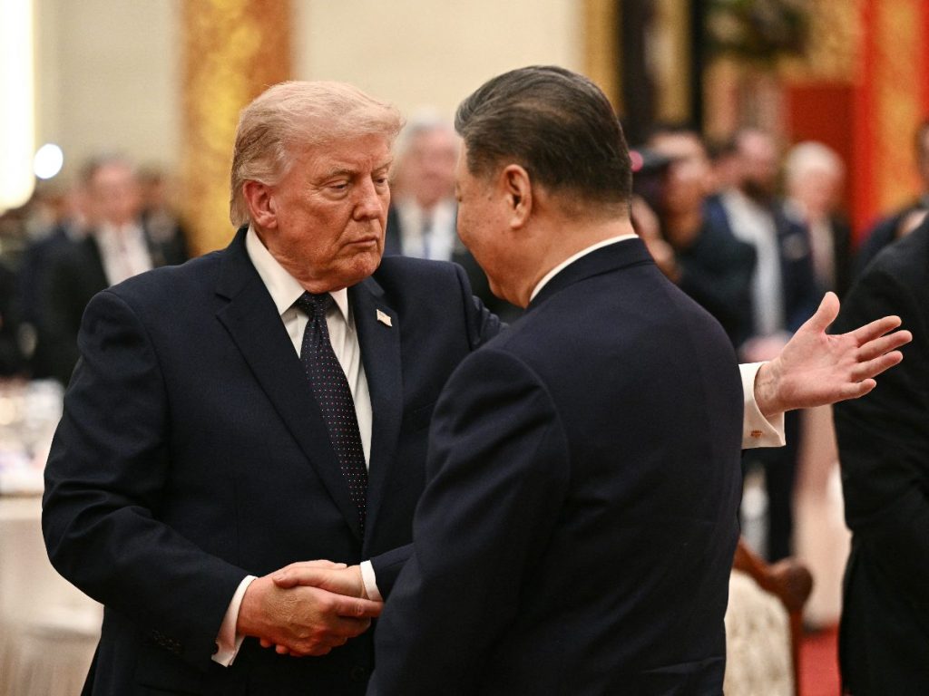 El presidente de China, Xi Jinping (derecha), y el presidente de Estados Unidos, Donald Trump, se dan la mano durante un banquete de Estado en el Gran Salón del Pueblo en Pekín, el 14 de mayo de 2026. (Foto de Brendan SMIALOWSKI / AFP)