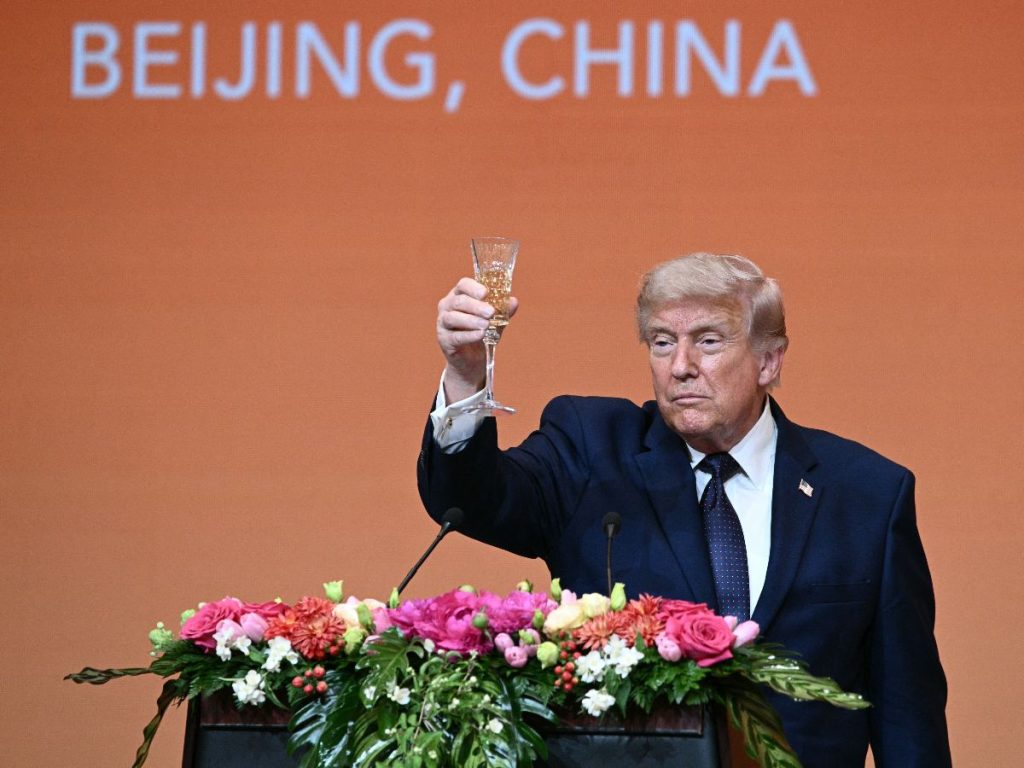  Trump brinda durante un banquete de Estado con el presidente chino Xi Jinping en el Gran Salón del Pueblo en Pekín, el 14 de mayo de 2026. (Foto de Brendan SMIALOWSKI / AFP)