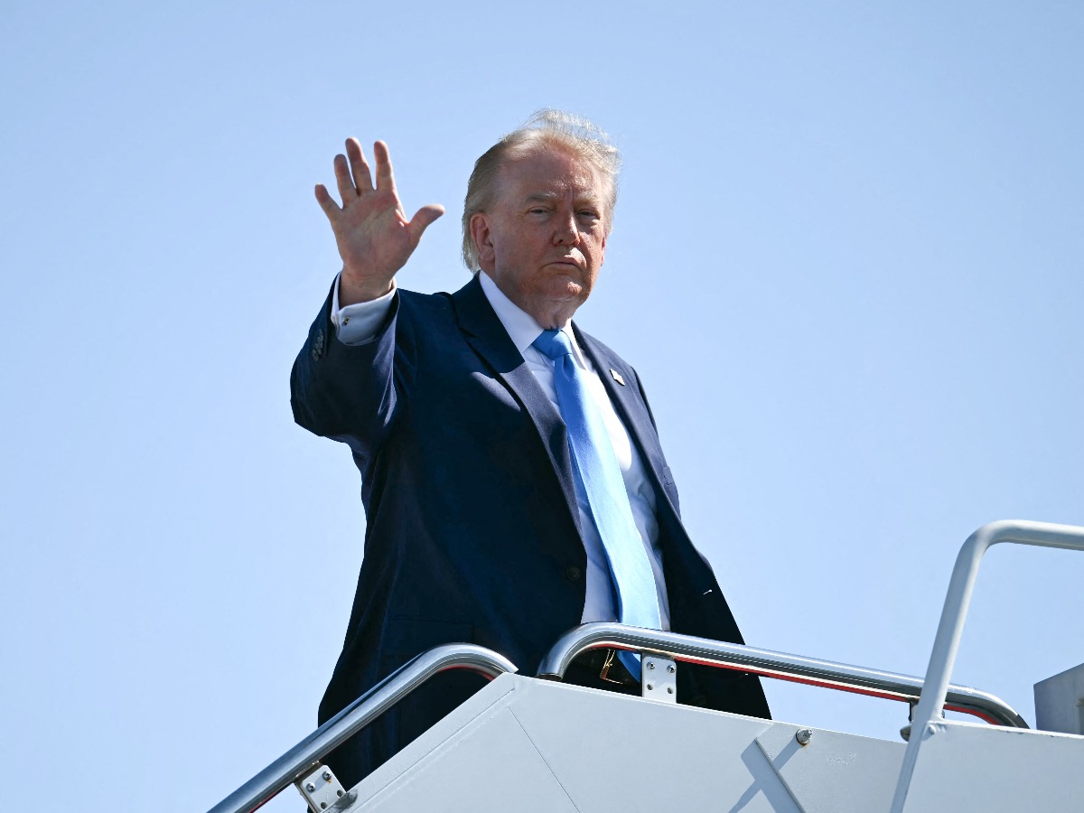 El presidente estadounidense Donald Trump saluda mientras sube al Air Force One en la Base Conjunta Andrews, Maryland, el 20 de mayo de 2026.