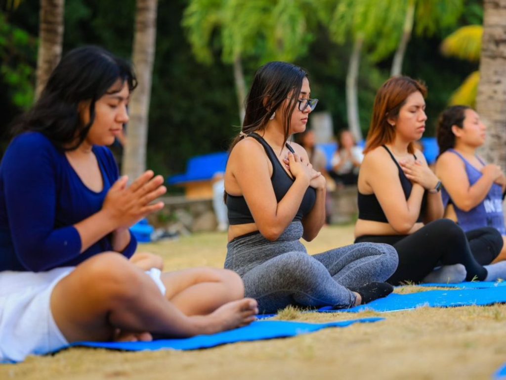 Las sesiones de vinyasa yoga reunieron a visitantes nacionales y extranjeros en una experiencia enfocada en bienestar y conexión con la naturaleza.